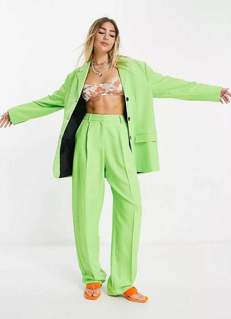 Imagen - El traje es de un tono verde luminoso