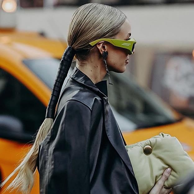 Imagen principal - Las dos coletas más espectaculares y bonitas que arrasan en el street style tienen un truco fácil que vas a querer copiar y sienta así de bien