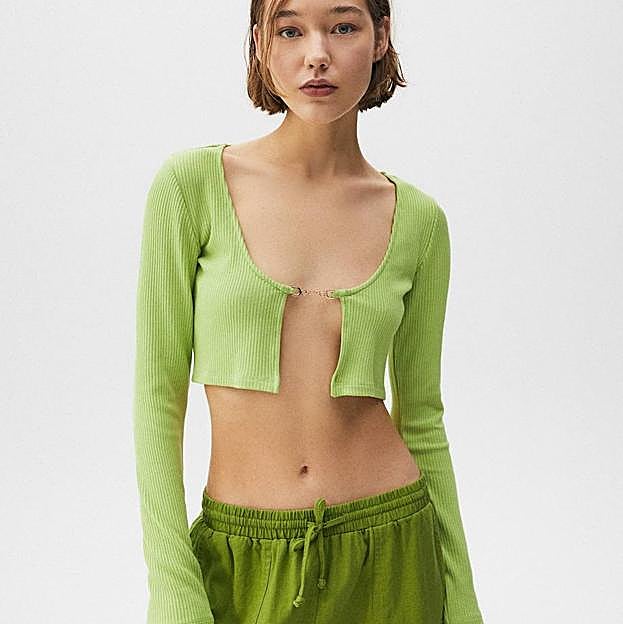 Imagen principal - Este es el cárdigan más buscado de Instagram que tienen todas las marcas low cost y necesitas esta primavera