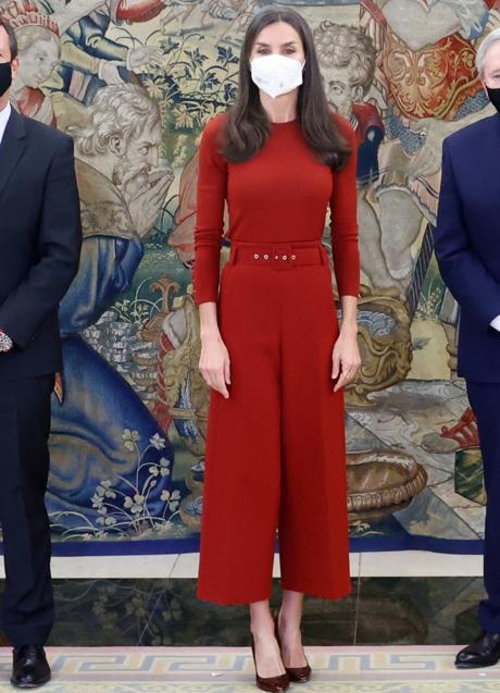 Imagen - Manual de uso de los pantalones culotte para que estilicen tanto como a la reina Letizia. En la foto, con total look rojo de Hugo Boss y salones de Lodi.