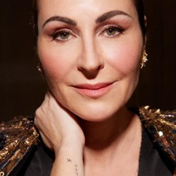 Imagen secundaria 1 - El truco del maquillaje antiedad de las famosas de más de 50: una base que alisa la piel del rostro, escote, brazos y espalda y la deja sin imperfecciones