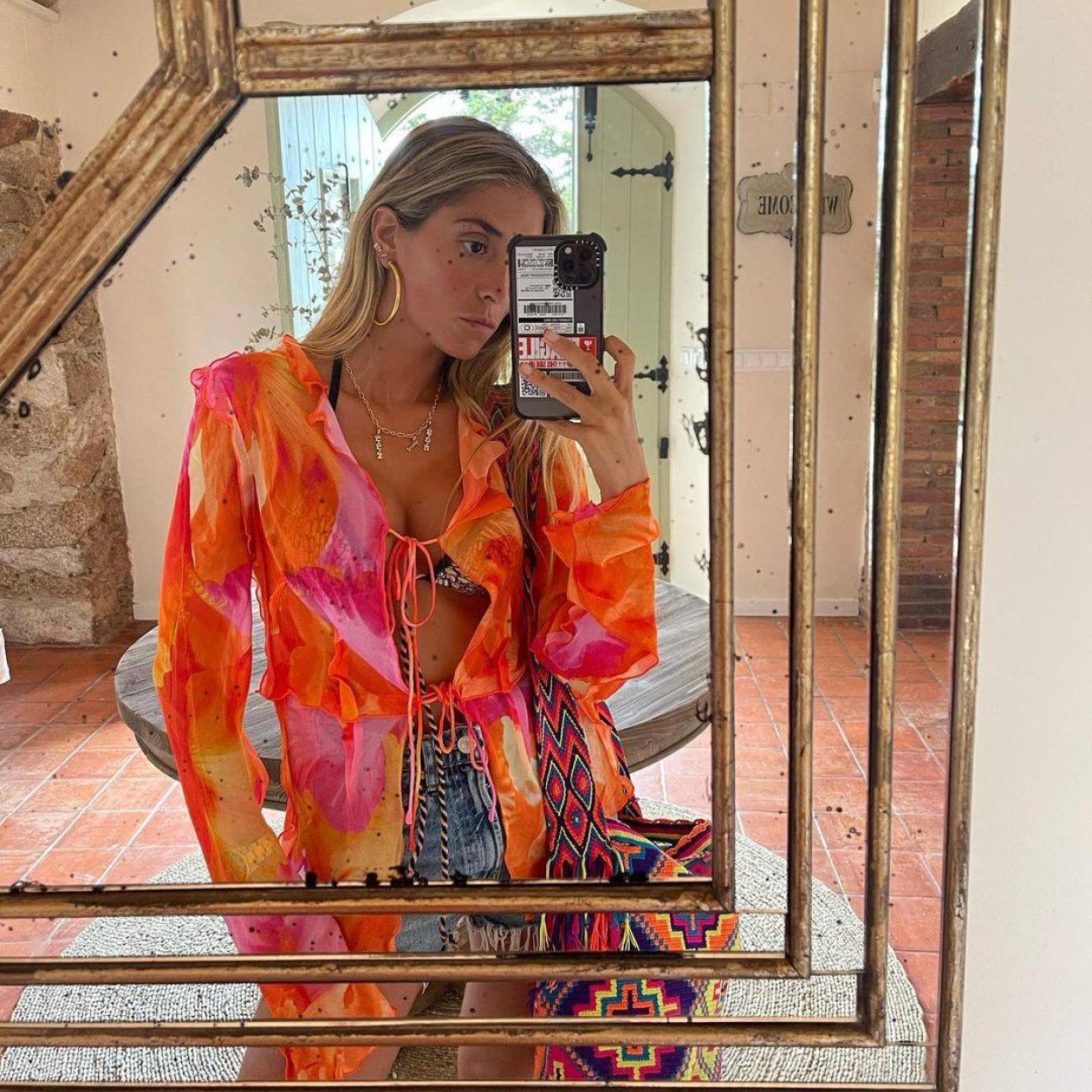 Pincha en la imagen para ver Las blusas y camisas semitransparentes de Zara que van a hacer de cualquier look tu estilismo más favorecedor