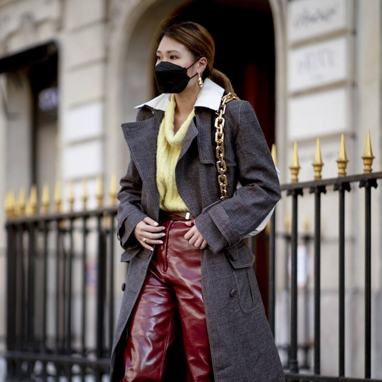 Pincha en la foto para ver las camisas, blusas y tops perfectas para tus looks con pantalones