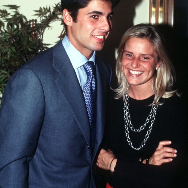 Francisco Rivera Ordóñez y Eugenia Martínez de Irujo, en los años felices de su noviazgo. Si quieres ver cómo viste la que será la nueva duquesa de Alba, Sofía Palazuelo, pincha en la imagen.