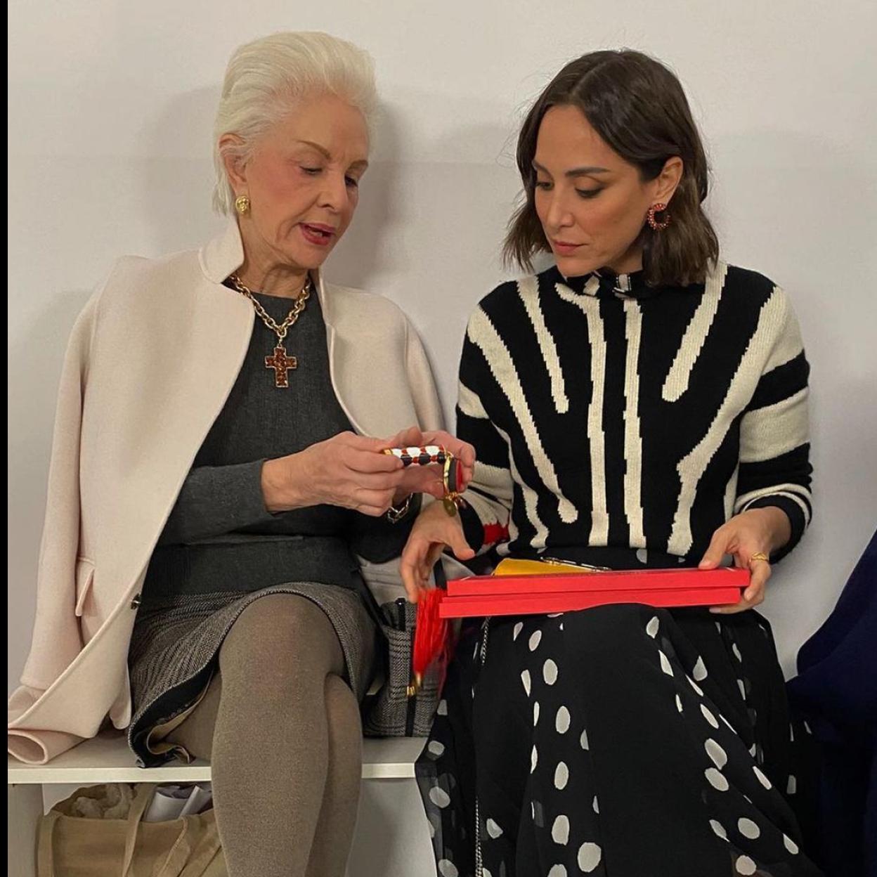 El lookazo de Tamara Falcó que ha impresionado a las que más saben de moda: falda midi y jersey con una mezcla de estampados perfecta