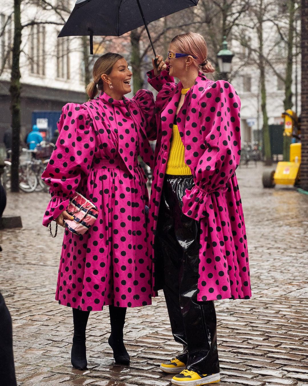 Pincha en la imagen para ver looks con la combinación de color más tendencia de la temporada: verde y rosa. 