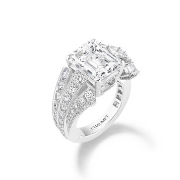 Imagen secundaria 1 - PIEZAS ÚNICAS. Dos piezas de la colección Déferlante: una de las partes de la sortija desmontable se convierte en broche. Abajo, broche de oro y brillantes..