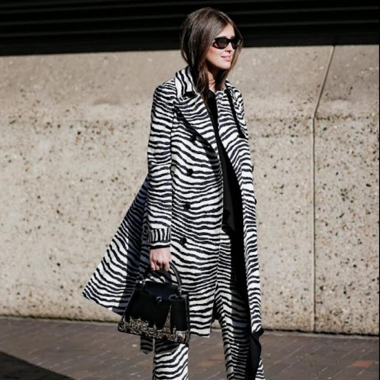 Pincha en la foto para ver las camisas, blusas y tops perfectas para tus looks con pantalones