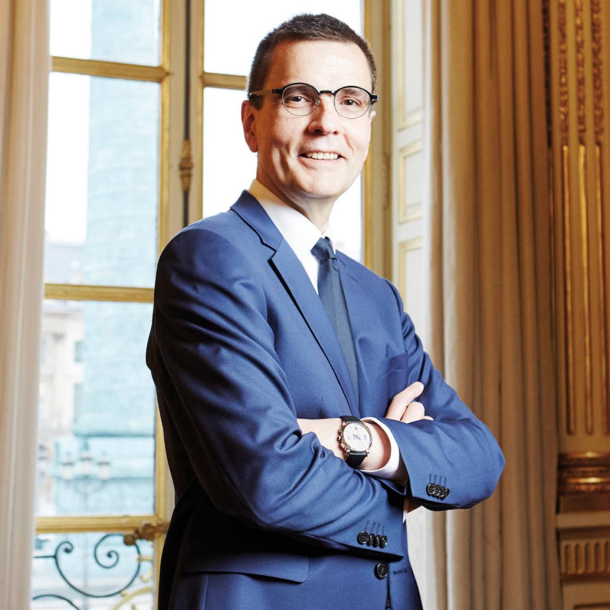 Pincha para ver la historia detrás de las 15 tiaras más impactantes de la realeza: de Doña Letizia a la reina Isabel II.