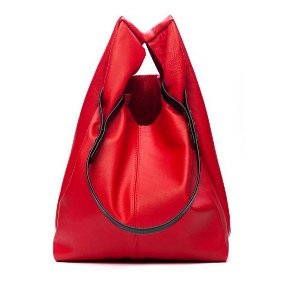 Nuestro favorito es el Supermarket de la firma almeriense Mona Moon. Su gran capacidad y comodidad lo hacen perfecto para una tarde de compras. Tiene un precio de 125 euros.