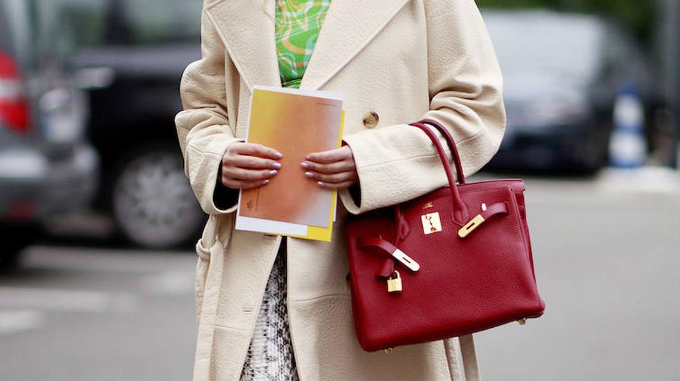 Tanto las marcas made in Spain como las low cost han apostado fuerte por los bolsos rojos