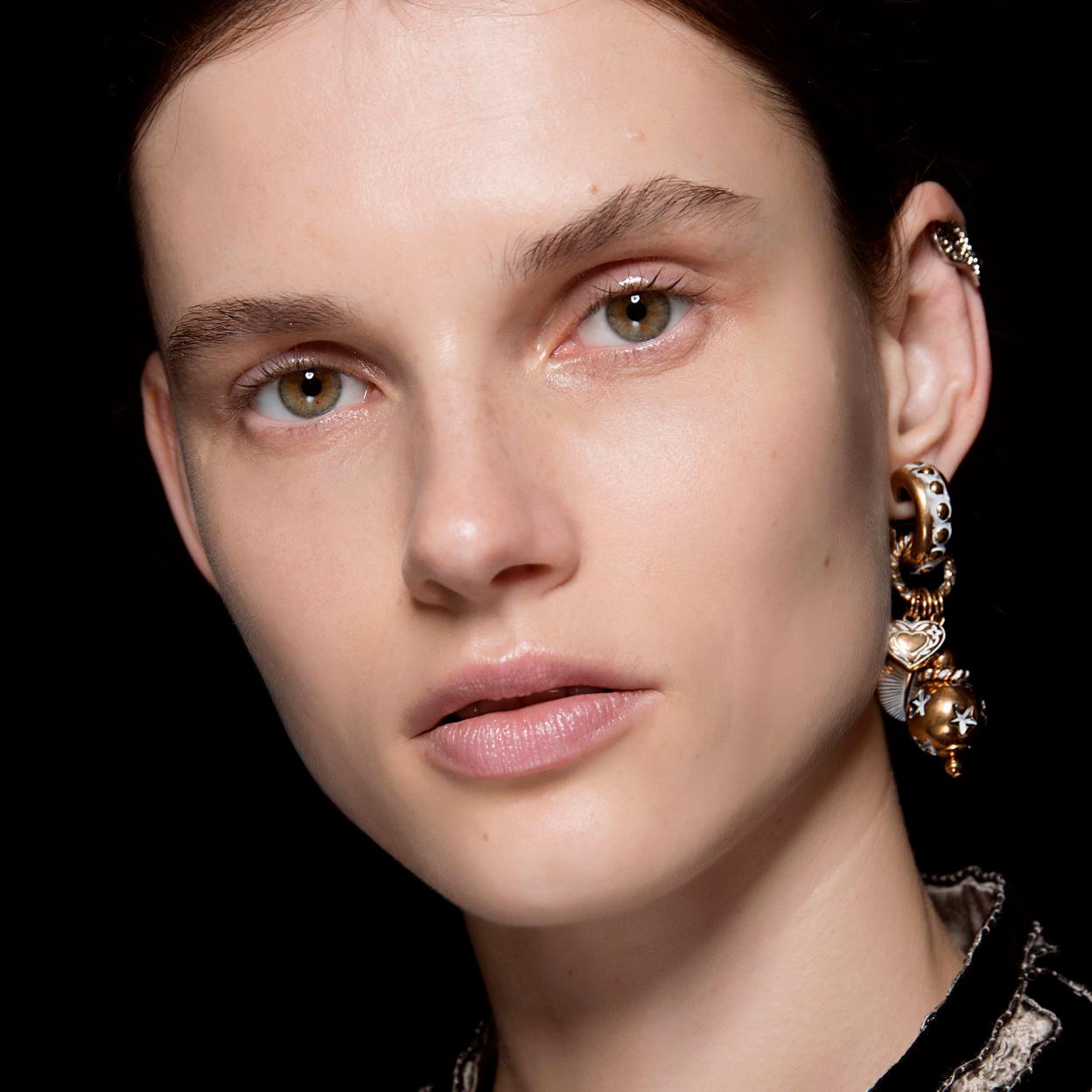 Pincha en la imagen para descubrir los 22 mejores sérums faciales para empezar a utilizar a partir de los 50 años.