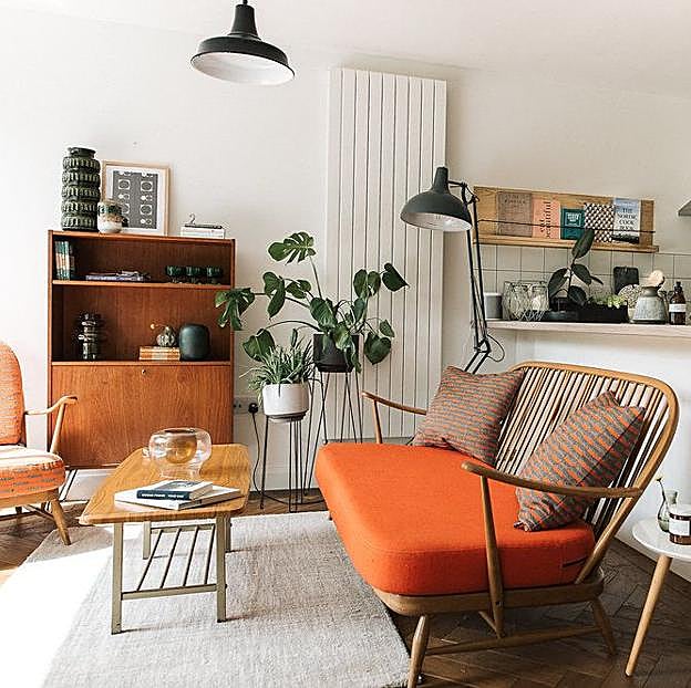 Imagen principal - Muebles mid century modern de Zara Home para copiar los salones más bonitos de Pinterest: sillón doble (599 euros) y sillas de madera (129 euros).