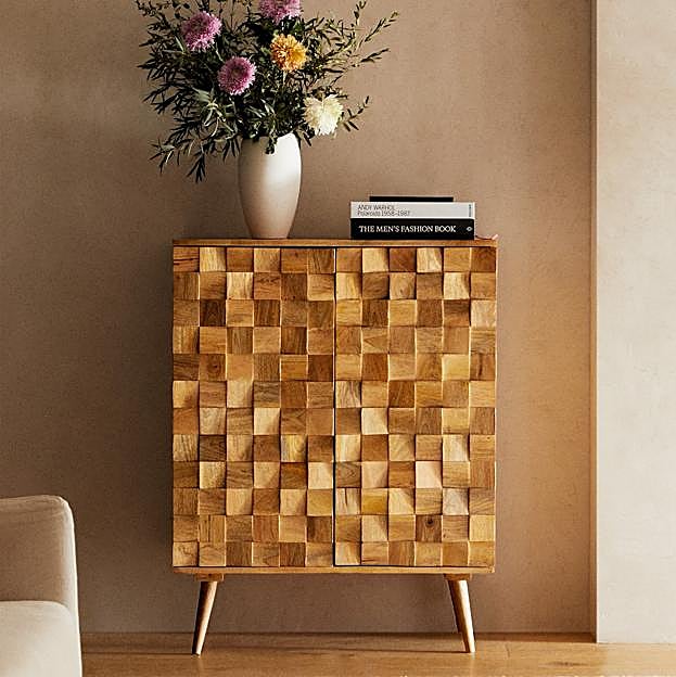 Imagen principal - Los muebles mid century modern de Zara Home: el aparador cuesta 499 euros y las butacas, 249 euros cada una. 