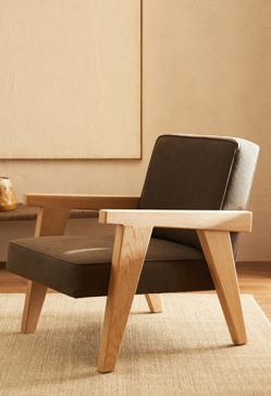 Imagen secundaria 2 - Copiamos el estilo mid century modern de este salón con unas estanterías de maderas de Zara Home (149 euros) y esta butaca (499 euros)