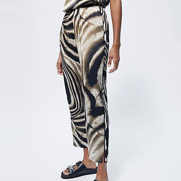 Imagen principal - Pantalones animal print de Lola Casademunt, Thais Amich y Zara