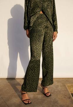 Imagen secundaria 2 - Pantalones animal print de Lola Casademunt, Thais Amich y Zara