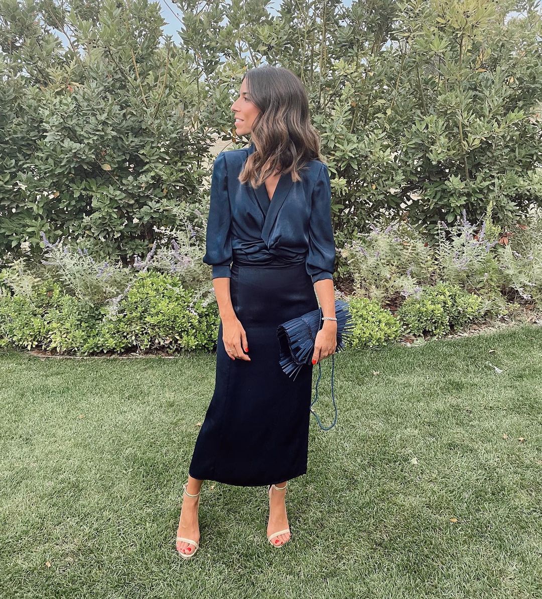 Laura Corsini, con sus looks de Bimani, ha reinventado los códigos de la invitada perfecta con prendas versátiles, súper favorecedoras para todas las tallas y edades y que derrochan elegancia. Este conjunto de blusa y falda de su firma es pura inspiración.