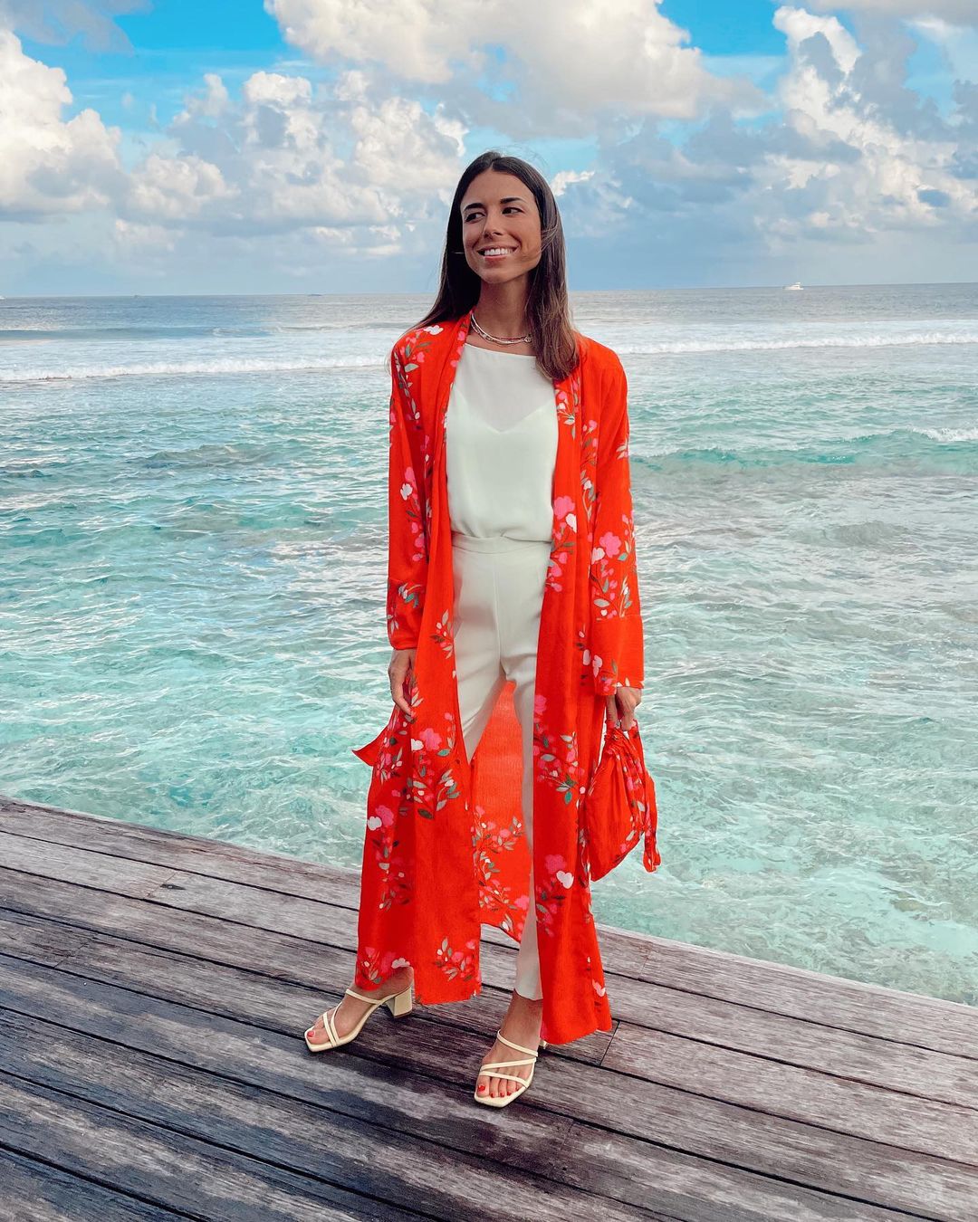 Eso sí, no solo hay ropa de Bimani en el armario de Laura Corsini: este kimono de Zara es una auténtica joya.