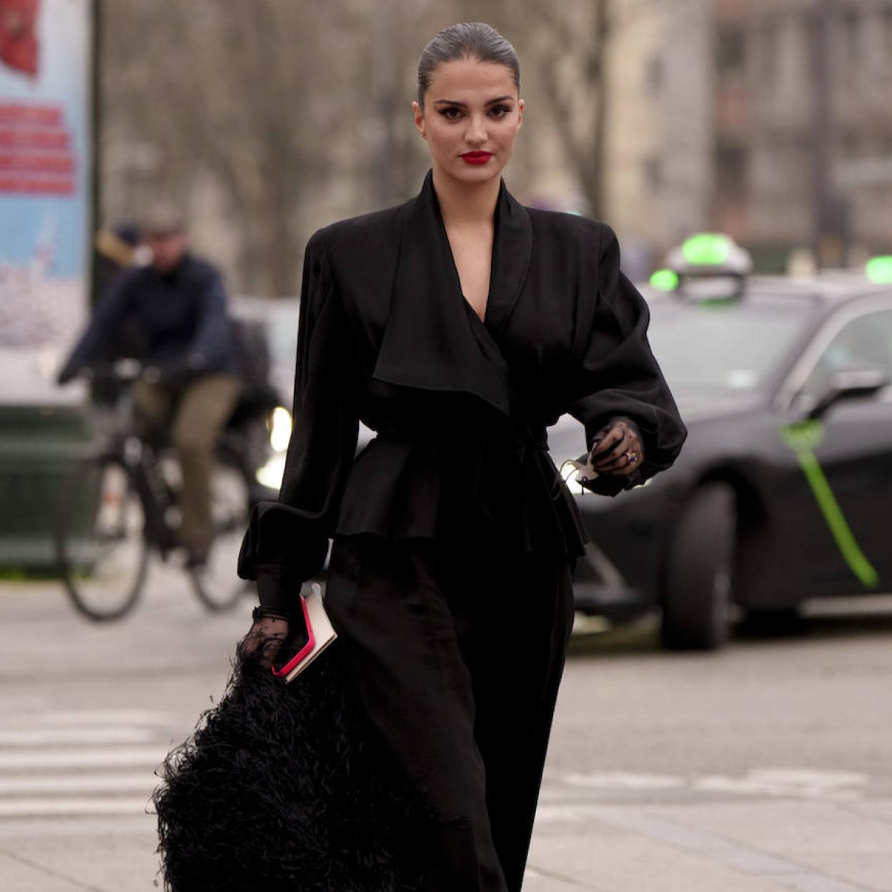 Pincha en la foto para ver las camisas, blusas y tops perfectas para tus looks con pantalones