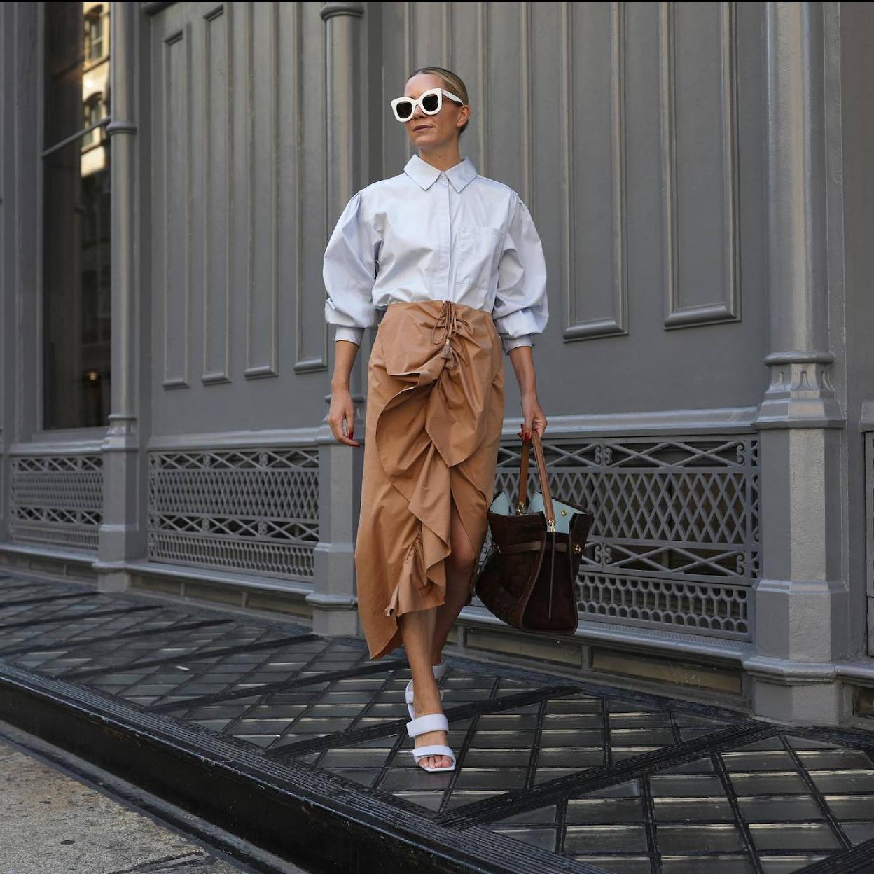 Pincha en la imagen para ver Las faldas midi que puedes comprar por menos de 20 euros y te puedes poner hasta que llegue el verano