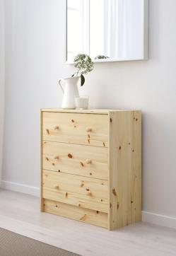 Imagen secundaria 2 - La cama de madera de pino natural cuesta 39 euros en IKEA; el armario blanco cuesta 119 euros y la cómoda de tres cajones en madera natural, 35 euros.