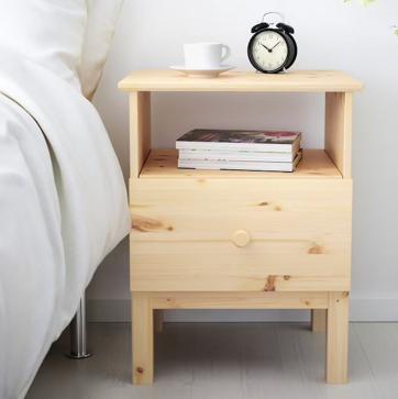 Imagen secundaria 1 - La lámpara de techo de papel redonda cuesta 6 euros en IKEA; la mesilla de madera con un cajón cuesta 30 euros y la lámpara de mesilla blanca cuesta 6 euros.