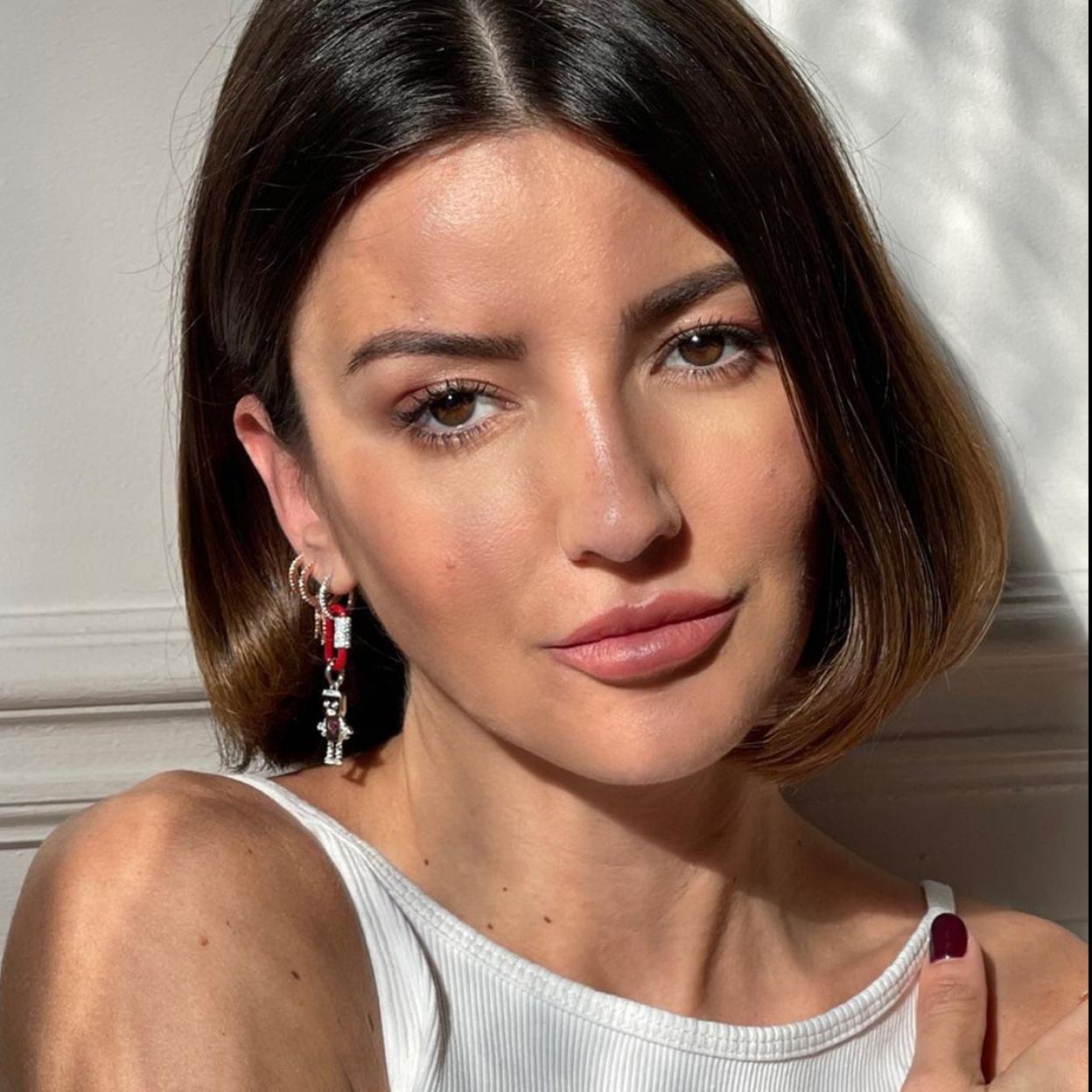 Pincha en la imagen para ver los 22 sérums faciales perfectos para empezar a utilizar a partir de los 50 años.