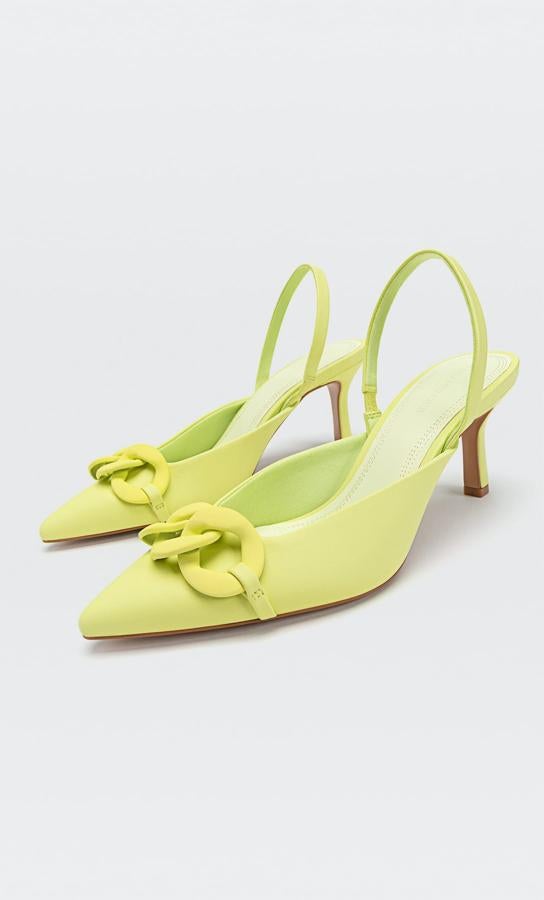 Con hebilla a juego y en color lima, de Stradivarius (29,99 euros).