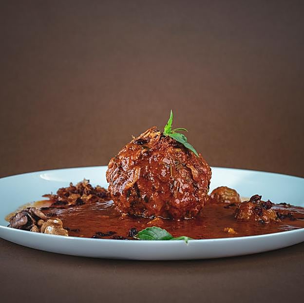 Tan importante como la salsa con la que acompañas las albóndigas es la carne con la que las haces. 