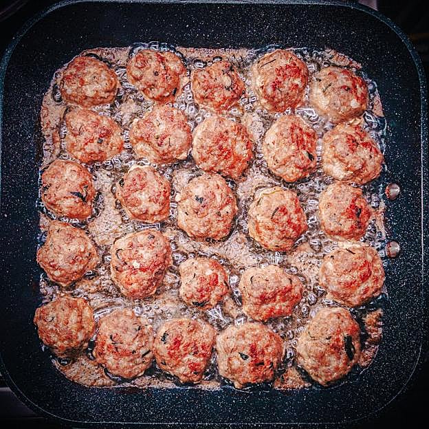 A pesar de la imagen, lo recomendable es hacer las albóndigas en tandas pequeñas, para evitar accidentes. 