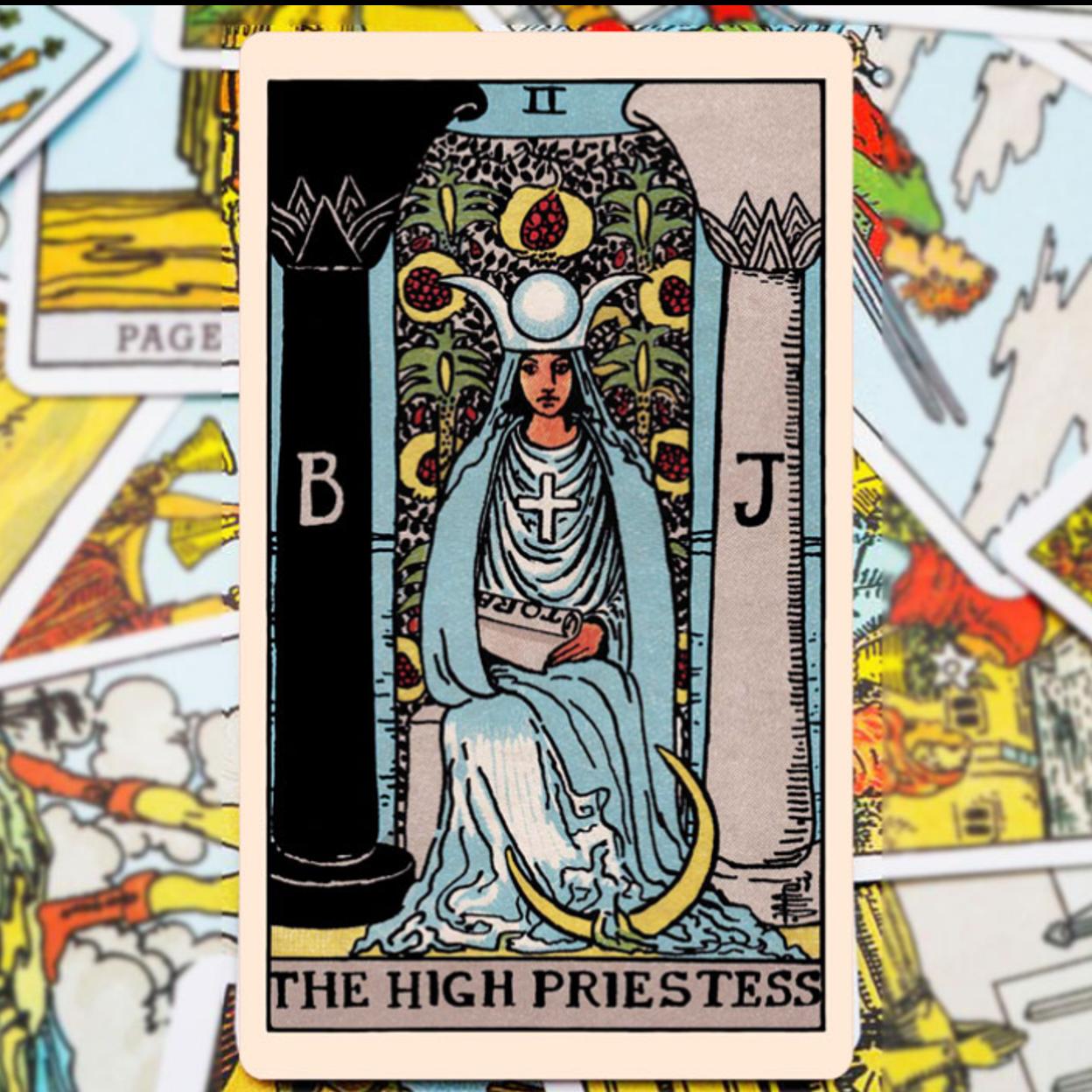 La carta del Tarot de La Suma Sacerdotisa es el arcano II y representa a una dama entre dos columnas con una luna a sus pies.