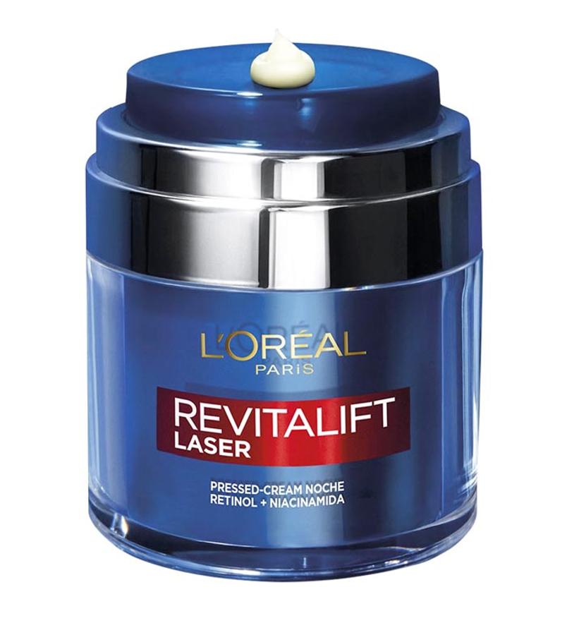 Tras el sérum en retinol de L’Oréal Paris, llega la Crema Prensada de noche que combina el retinol con la niacinamida. Un dúo de activos que hidrata de manera intensa la piel mientras que reduce las arrugas y las líneas de expresión. Al igual que con cualquier producto con retinol, es importante comenzar su aplicación espaciándola para que la piel la tolere. (24,95 euros).