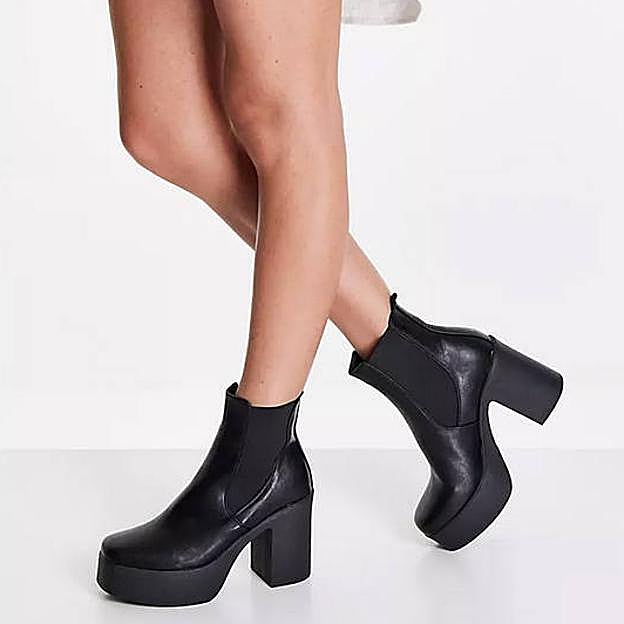 Imagen principal - Estos botines chelsea van a salvar tus últimos looks del invierno