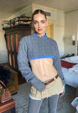 Imagen secundaria 2 - Llega a Bershka la polémica (e imposible) falda mini de lujo que han lucido famosas e influencers y confirma la tendencia más atrevida del momento