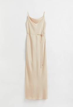 Imagen secundaria 2 - Vestido lencero y blazer, el look de Ana Boyer barato y muy fácil de copiar con el que ser la mejor vestida en tu próximo evento