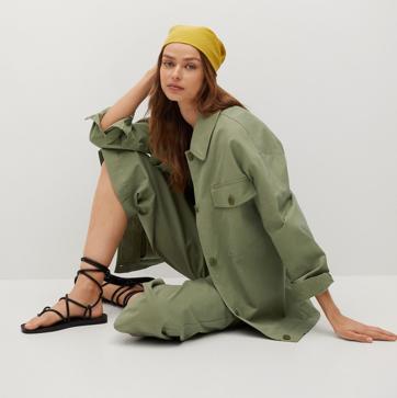 Imagen secundaria 1 - Esta es la chaqueta verde militar de primavera de Mango por la que todo el mundo te va a preguntar (¡y ya está rebajada!)