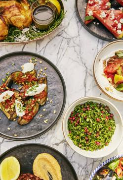 Imagen secundaria 2 - Marbella Club Hotel . Platos de cerámica, de Inés García Redondo y Edmon Llopis Areny. Abajo, hierbas, especias y cítricos en la parte culinaria.