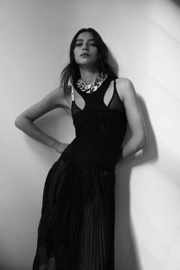 Vestido y collares de Givenchy.