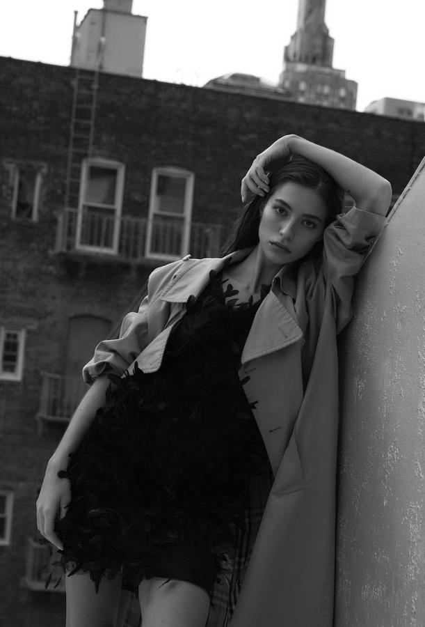 Vestido de chiflón de seda, de Max Mara; y gabardina de Burberry.