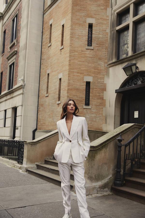 Traje de chaqueta y botas, de Alexander McQueen.