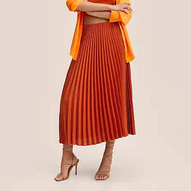 Imagen principal - La falda plisada, la de piel y la de punto