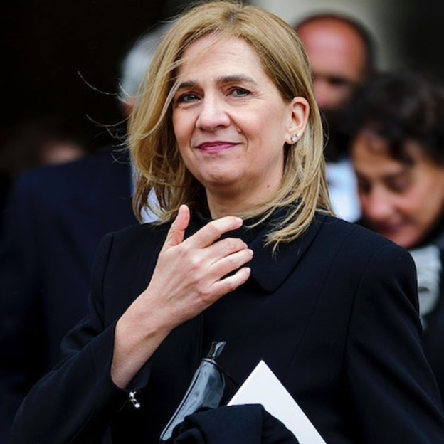 La infanta Cristina vetida de negro. Pincha en la foto para ver la llegada a España de la reina Sofía, la coronación, los momentos inolvidables con sus hijos... Toda su vida en imágenes. 