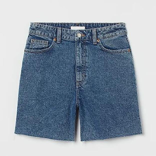 Imagen principal - El truco de H&amp;M para llevar los shorts vaqueros en primavera y conseguir un look cómodo y muy estiloso, palabra de influencer