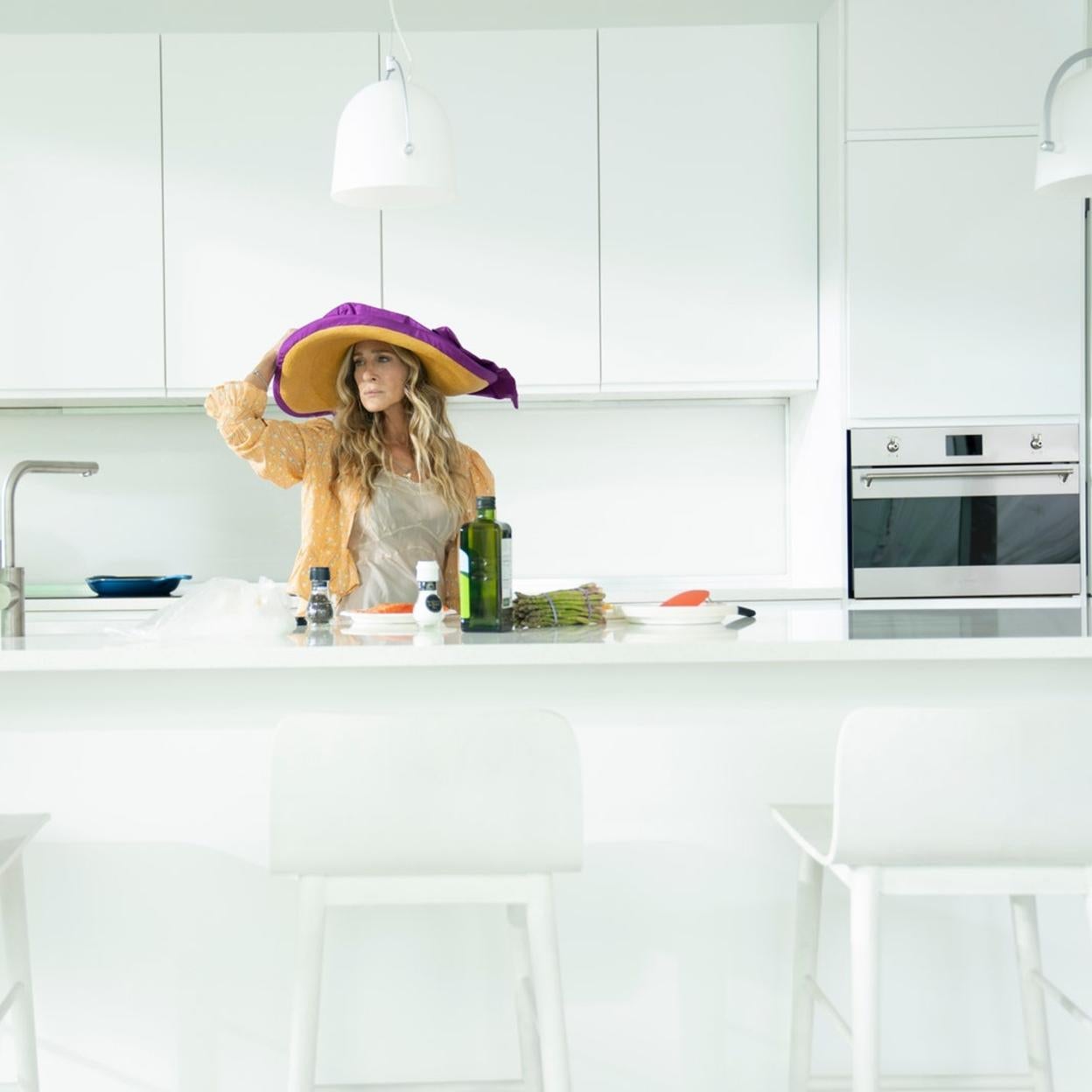 Carrie Bradshaw cocina con este look imponente. Si quieres ver organizadores de cocina ideales, pincha en la foto.