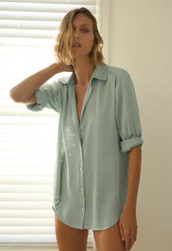 Imagen secundaria 2 - Esta camisa también funciona con colores más clásicos, como el blanco, el negro o el verde agua. Camisa satinada de la nueva colección de primavera de Zara (19,99 euros). 