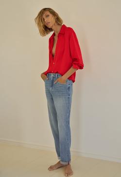 Imagen secundaria 2 - Esta camisa satinada es perfecta para poner una nota de color a un simple look con vaqueros ¿Rosa fucsia, verde o rojo? Puede ser tuya por 19,99 euros. 