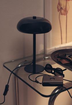 Imagen secundaria 2 - El taburete de teka cuesta 59.99 euros en Zara Home, la alfombra blanca, 179 euros; la silla de madera plegable, 99 euros y la lámpara de diseño, 29.99 euros.