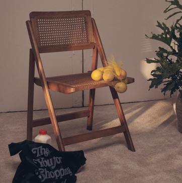 Imagen secundaria 1 - El taburete de teka cuesta 59.99 euros en Zara Home, la alfombra blanca, 179 euros; la silla de madera plegable, 99 euros y la lámpara de diseño, 29.99 euros.