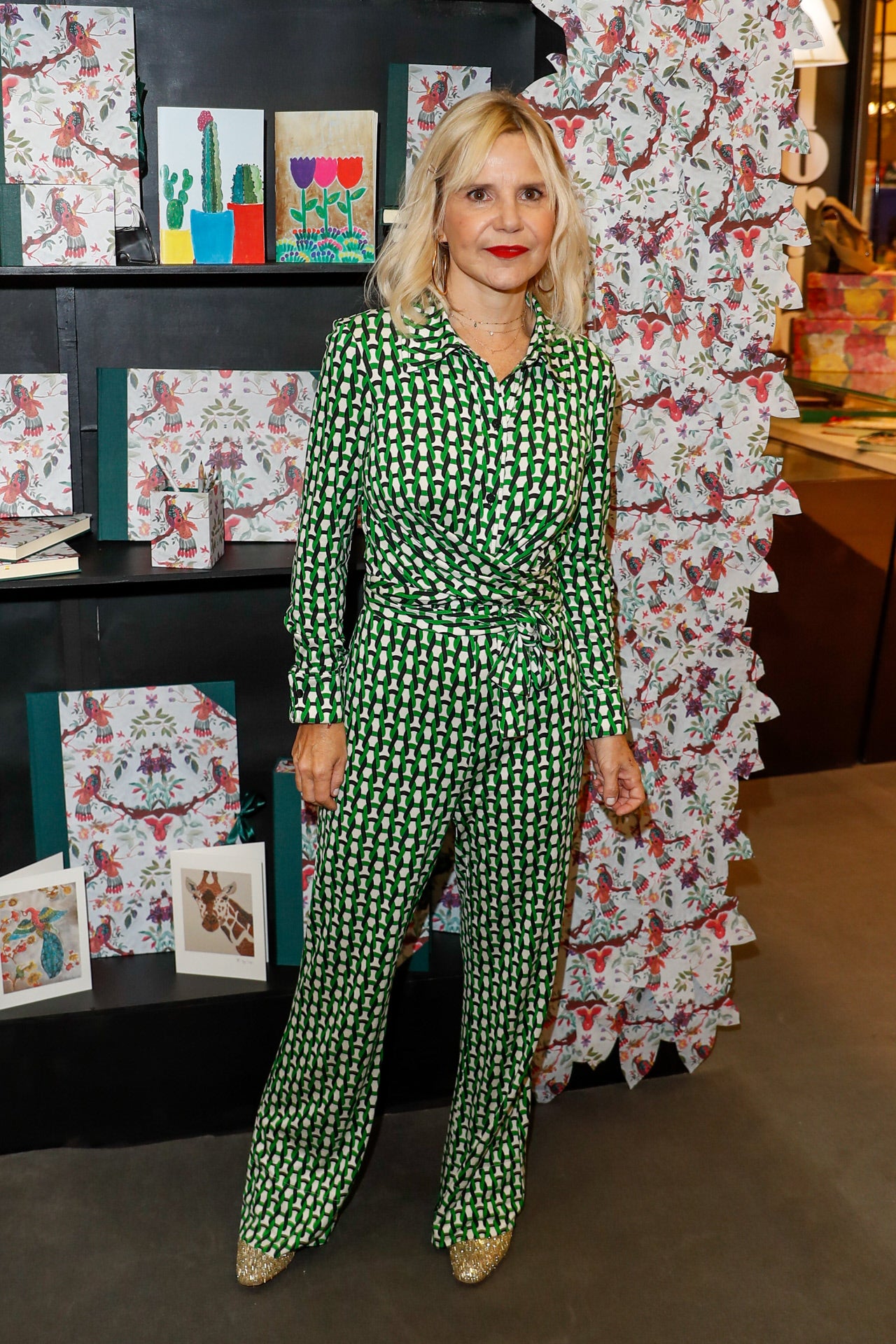 Para presentar su nueva colección de agendas y objetos de papelería, Eugenia Martínez de Irujo apostó por un mono con estampado geométrico de Diane von Furstemberg muy rejuvenecedor y que hacía tipazo.